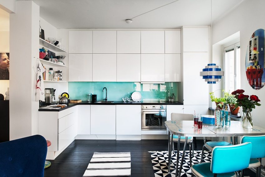 צבע הטורקיז של הסינר מהדהד את ריפוד הכיסאות צבע הטורקיז של הסינר מהדהד את ריפוד הכיסאות