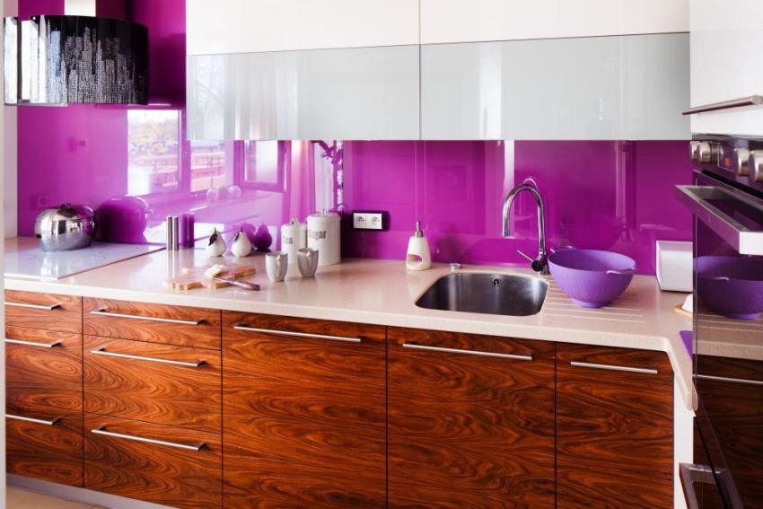 סינר פוקסיה בהיר במטבח מודרני סינר פוקסיה בהיר במטבח מודרני