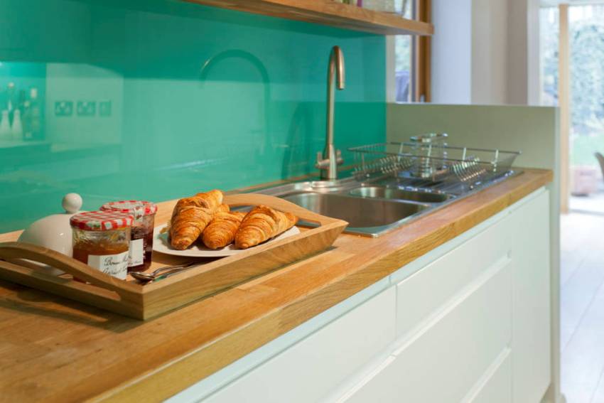 לוח זכוכית מגן על הקיר מפני טיפות מים ושומן לוח זכוכית מגן על הקיר מפני טיפות מים ושומן