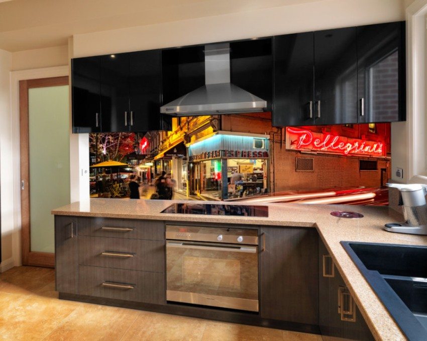 הדפסה ותאורה בהירים על קיר העבודה במטבח הדפסה ותאורה בהירים על קיר העבודה במטבח