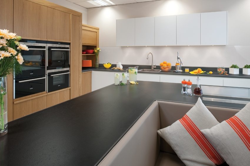 סינר לקוני מבית MDF במטבח מודרני סינר לקוני מבית MDF במטבח מודרני