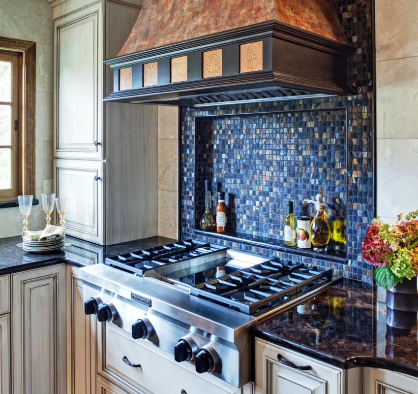 הגומחה מעל תנור הגז מרוצפת בפסיפס כחול הגומחה מעל תנור הגז מרוצפת בפסיפס כחול