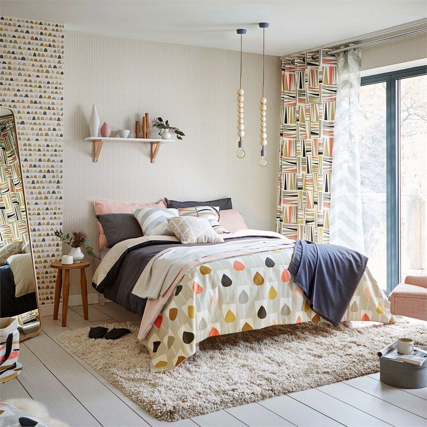 Pereții dormitorului sunt decorate cu două tipuri de tapet Pereții dormitorului sunt decorate cu două tipuri de tapet