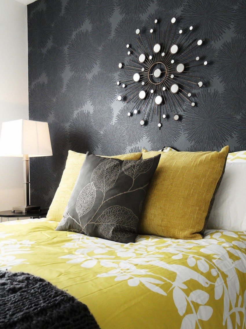 Două tipuri de tapet în interiorul dormitorului Două tipuri de tapet în interiorul dormitorului