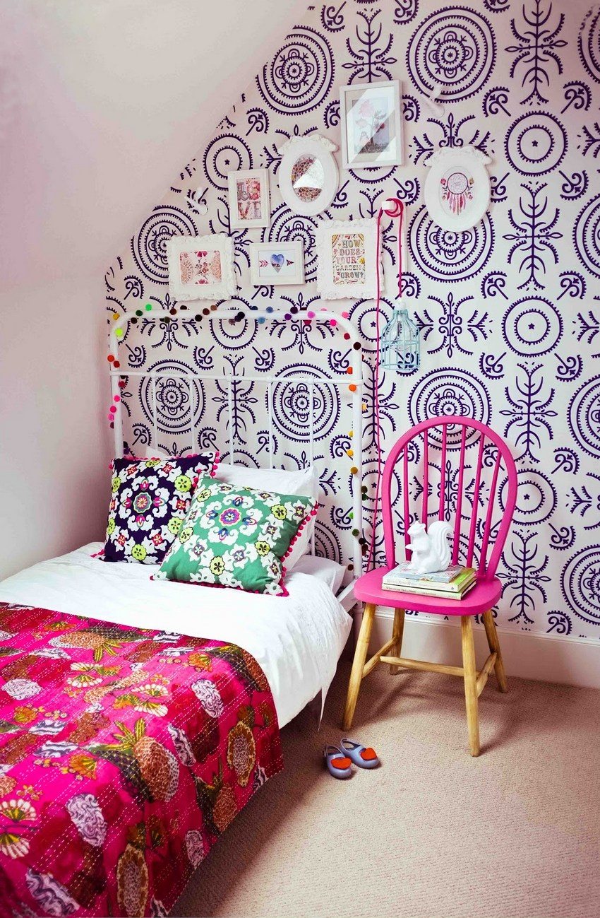 Ornament neobișnuit în interiorul unui dormitor mic Ornament neobișnuit în interiorul unui dormitor mic