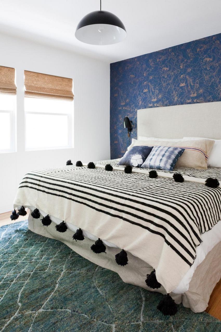 O combinație interesantă de tapet alb ca zăpada și întuneric cu un model auriu O combinație interesantă de tapet alb ca zăpada și întuneric cu un model auriu