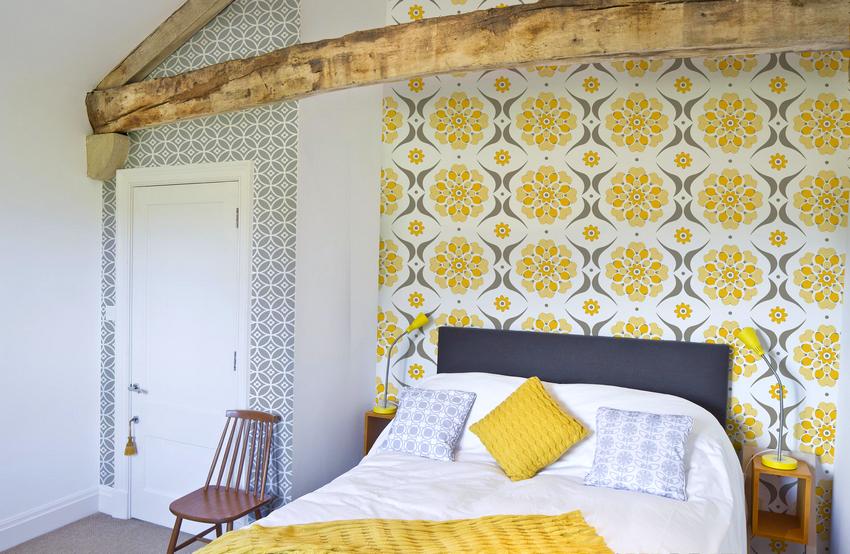 Două tipuri de tapet au fost utilizate în proiectarea dormitorului Două tipuri de tapet au fost utilizate în proiectarea dormitorului