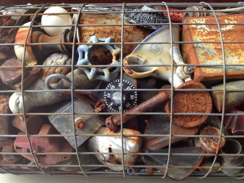 Divers articles vintage ont été utilisés pour remplir le gabion décoratif Divers articles vintage ont été utilisés pour remplir le gabion décoratif