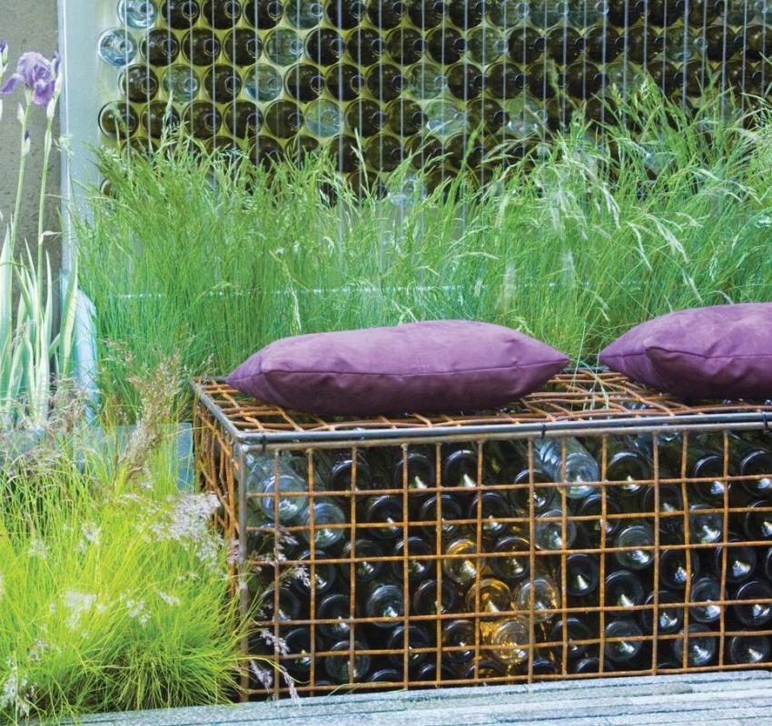 Des bouteilles en verre sont utilisées pour remplir la boîte de gabion Des bouteilles en verre sont utilisées pour remplir la boîte de gabion