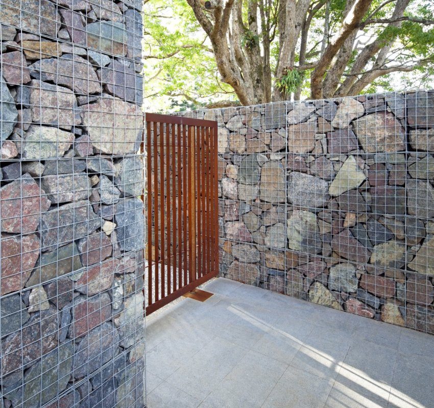 Clôture en gabion construite avec un treillis à double torsion Clôture en gabion construite avec un treillis à double torsion