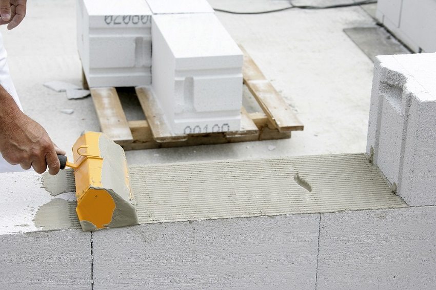 يتم تثبيت كتل الغاز معًا إما بغراء خاص للخرسانة الخلوية أو بمدافع الهاون الأسمنتية يتم تثبيت كتل الغاز معًا إما بغراء خاص للخرسانة الخلوية أو بمدافع الهاون الأسمنتية