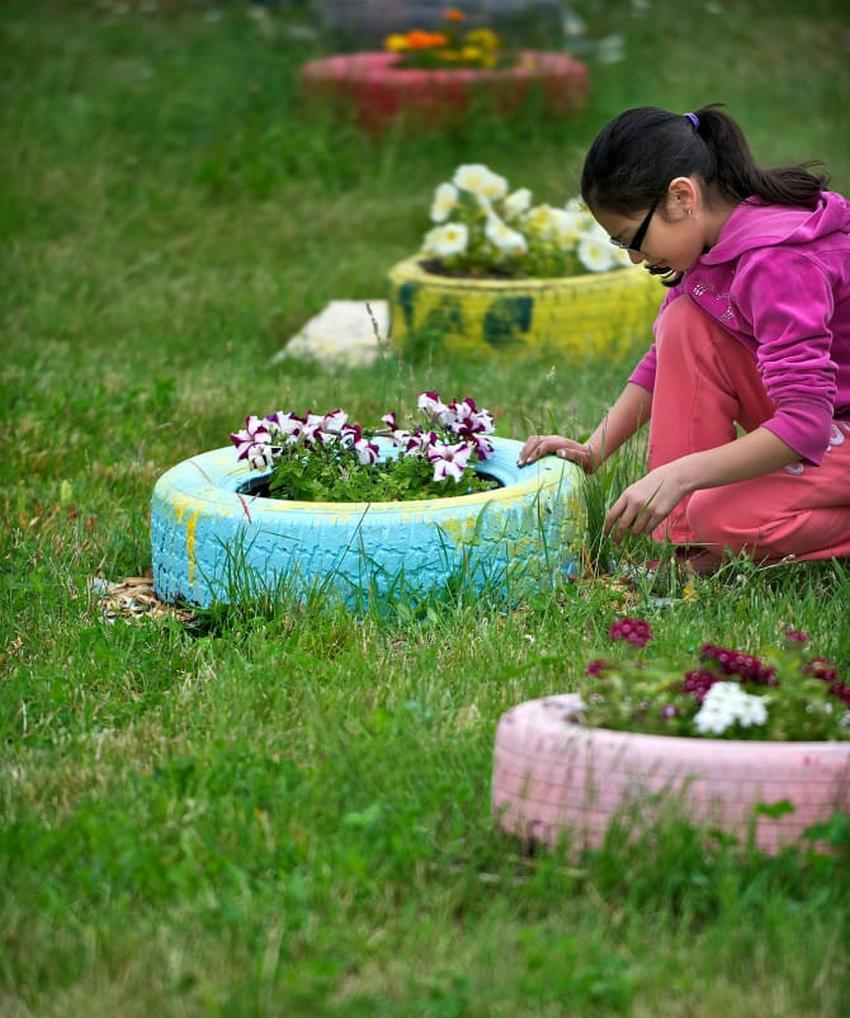 Bồn hoa bị vỡ trong lốp ô tô cũ Bồn hoa bị vỡ trong lốp ô tô cũ