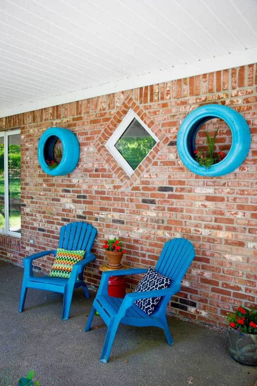 Những chiếc giường bằng lốp xe cũ đóng vai trò như một yếu tố trang trí cho không gian dưới tán cây Những chiếc giường bằng lốp xe cũ đóng vai trò như một yếu tố trang trí cho không gian dưới tán cây