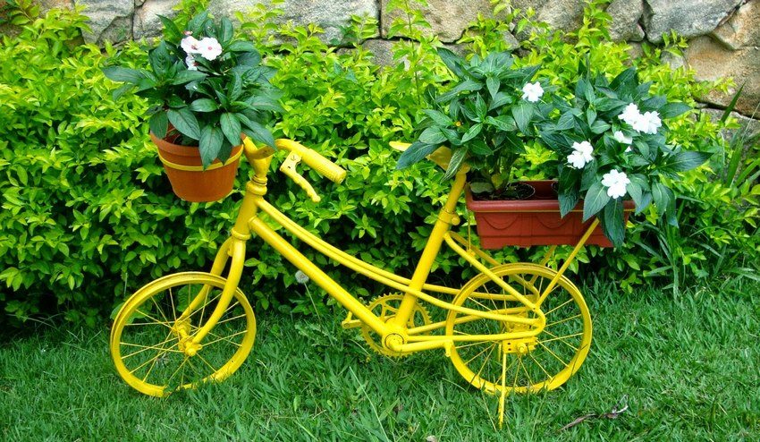 En gammel cykel, malet i en lys farve, er en god mulighed for at arrangere en blomsterhave En gammel cykel, malet i en lys farve, er en god mulighed for at arrangere en blomsterhave