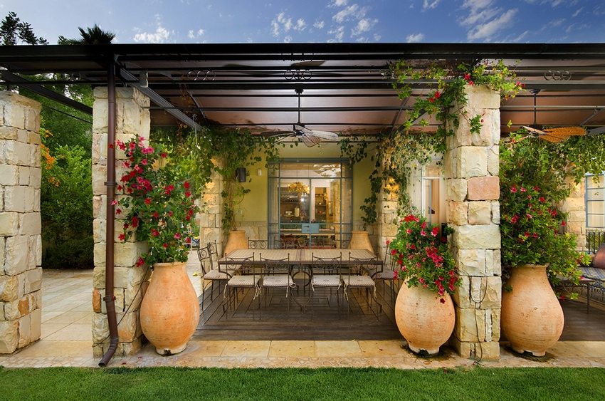 Klatreplanter og blomster i potter fungerer som dekorative elementer i baldakinen Klatreplanter og blomster i potter fungerer som dekorative elementer i baldakinen