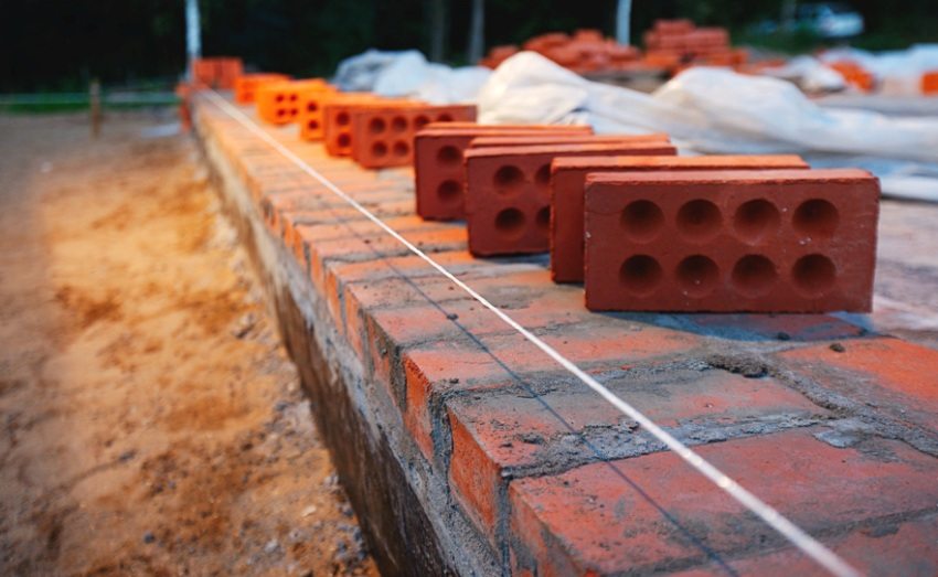 Rød mursten kan bruges til at bygge fundamentet og kælderen af bygningen Rød mursten kan bruges til at bygge fundamentet og kælderen af bygningen