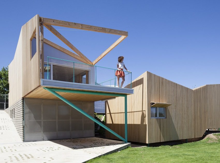 Hus laget av treklosser, laget i henhold til et spesielt prosjekt Hus laget av treklosser, laget i henhold til et spesielt prosjekt