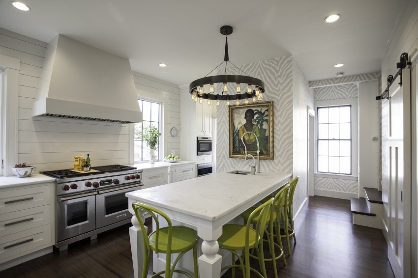 Ang dekorasyon sa kusina na may kulay-abo-puting wallpaper ay nagbibigay-daan sa iyo upang magdagdag ng mga panloob na item ng anumang kulay Ang dekorasyon sa kusina na may kulay-abo-puting wallpaper ay nagbibigay-daan sa iyo upang magdagdag ng mga panloob na item ng anumang kulay