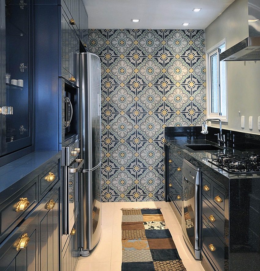 Ang isang makitid na kusina sa dalawang hilera ay mukhang mas kawili-wili salamat sa wallpaper sa isa sa mga dingding Ang isang makitid na kusina sa dalawang hilera ay mukhang mas kawili-wili salamat sa wallpaper sa isa sa mga dingding