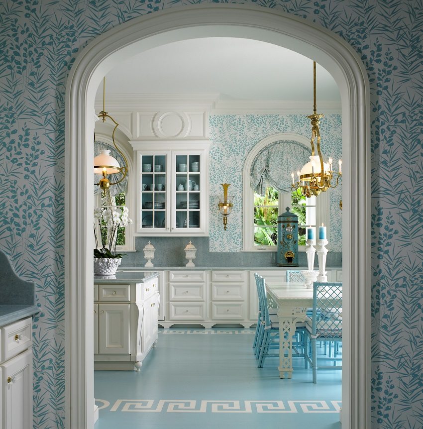 Ang asul na pattern sa light wallpaper sa kusina ay nagre-refresh ng silid Ang asul na pattern sa light wallpaper sa kusina ay nagre-refresh ng silid