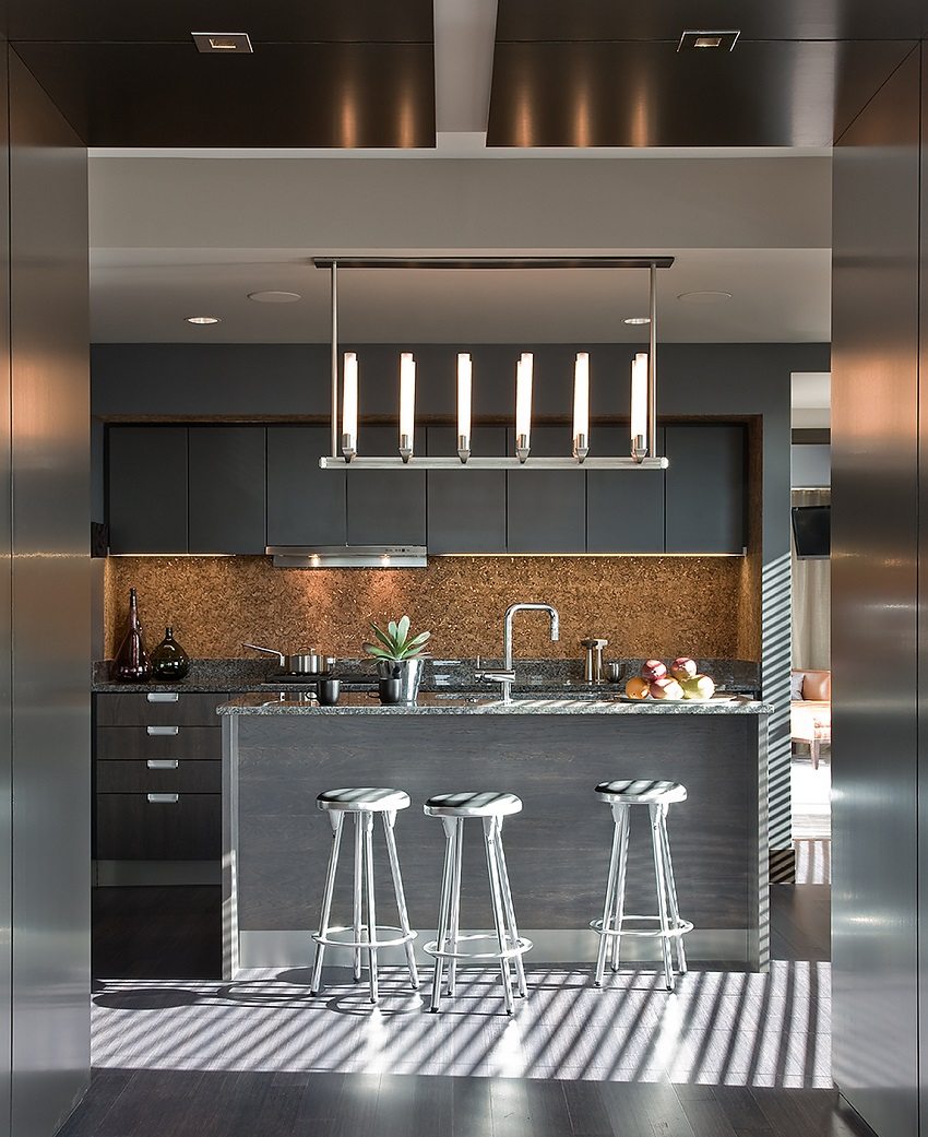 Ang mga brown shade ng kahoy ay lumikha ng isang komportableng pakiramdam sa kusina Ang mga brown shade ng kahoy ay lumikha ng isang komportableng pakiramdam sa kusina