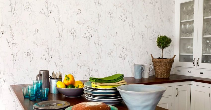 Ang magaan na pagguhit sa wallpaper ay hindi labis na karga sa loob ng silid na may kulay Ang magaan na pagguhit sa wallpaper ay hindi labis na karga sa loob ng silid na may kulay