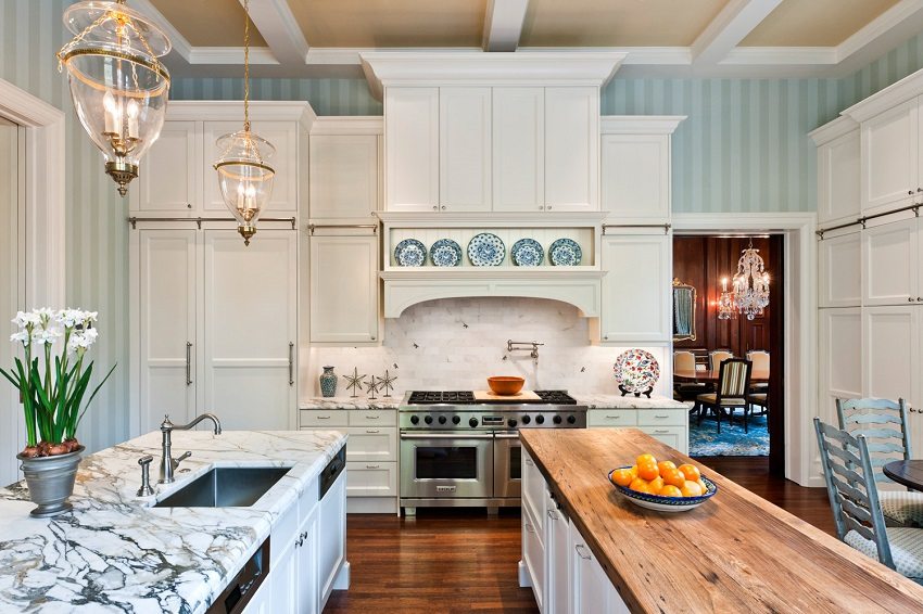 Ang may guhit na wallpaper ay biswal na nagdaragdag ng taas ng silid Ang may guhit na wallpaper ay biswal na nagdaragdag ng taas ng silid