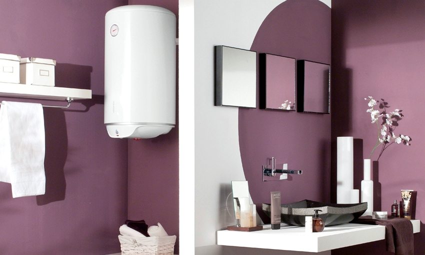 Цилиндричен бойлер в интериора на банята Цилиндричен бойлер в интериора на банята