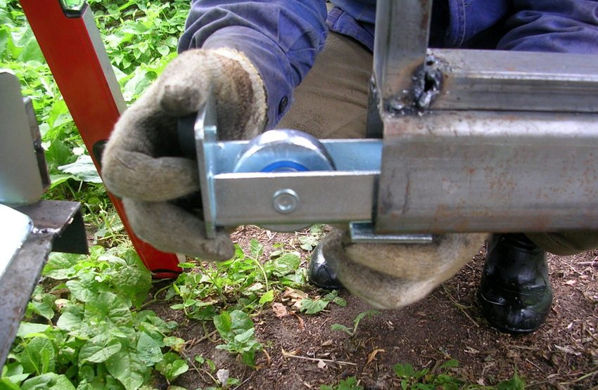 התקנת גלגלת הקצה בשערי הזזה התקנת גלגלת הקצה בשערי הזזה
