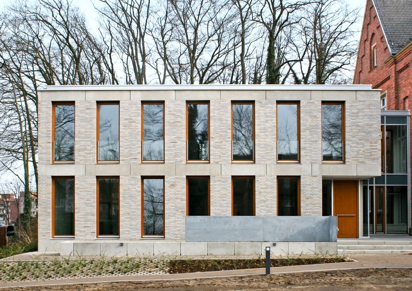 Бялата пясъчно-варова тухла се използва широко за изграждането на помещения с различни цели. Бялата пясъчно-варова тухла се използва широко за изграждането на помещения с различни цели.