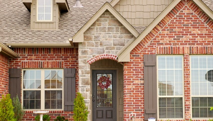 Фасадната декорация с облицовъчни тухли придава на сградата специална елегантност Фасадната декорация с облицовъчни тухли придава на сградата специална елегантност