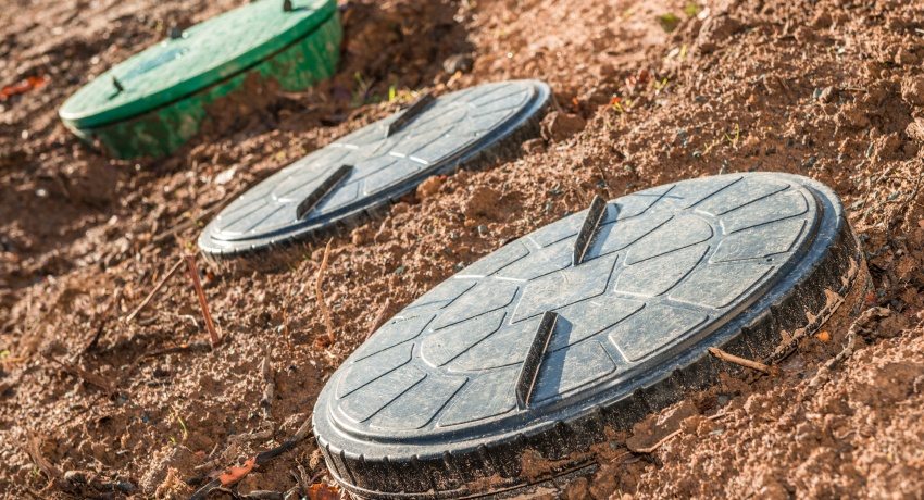 A szeptikus tartály felszerelése kiváló lehetőség a szennyvízkezelés problémájának megoldására az országban Szagtalan és szivattyús WC: áttekintés a modern megoldásokról