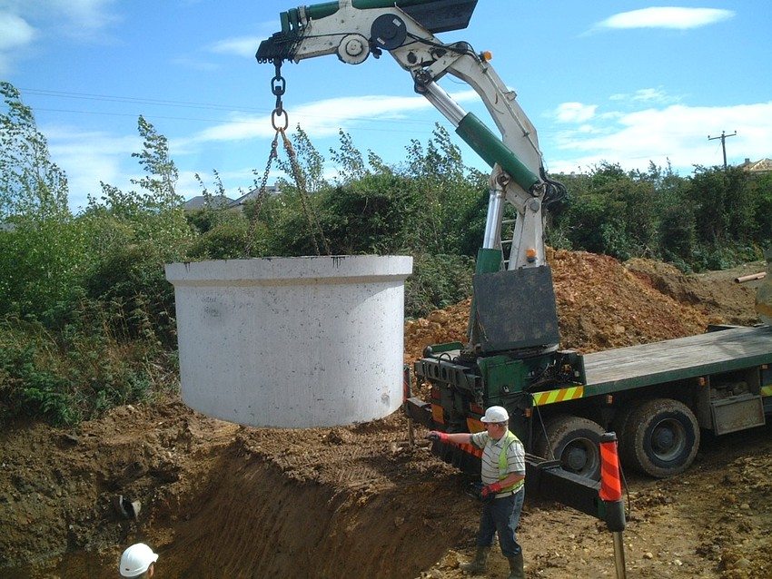 A szeptikus tartály betongyűrűkből történő felszereléséhez speciális felszerelésre lesz szükség A szeptikus tartály betongyűrűkből történő felszereléséhez speciális felszerelésre lesz szükség