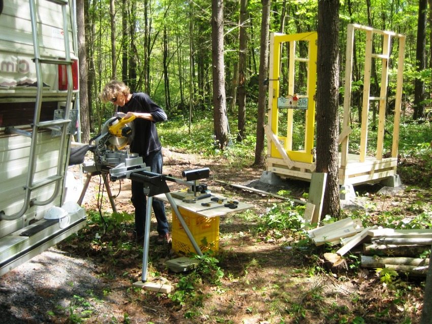 WC-madárház, 1. fotó: anyagok előkészítése és a keret felszerelése WC-madárház, 1. fotó: anyagok előkészítése és a keret felszerelése