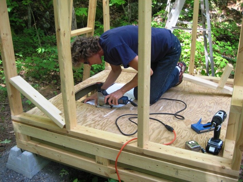 Birdhouse WC, 2. fotó: technológiai lyuk beépítése a padlóba Birdhouse WC, 2. fotó: technológiai lyuk beépítése a padlóba