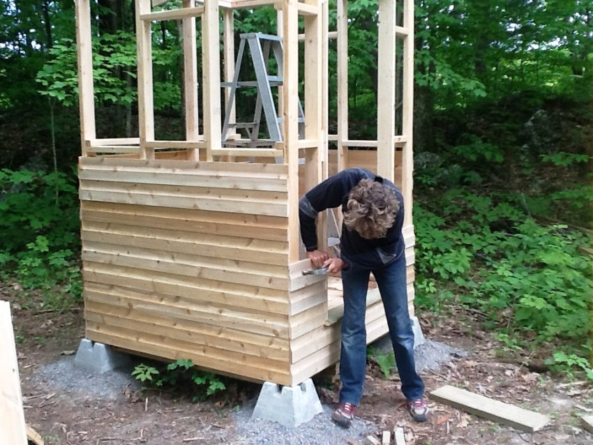 Birdhouse WC, 3. fotó: a szerkezet külső falainak burkolata Birdhouse WC, 3. fotó: a szerkezet külső falainak burkolata