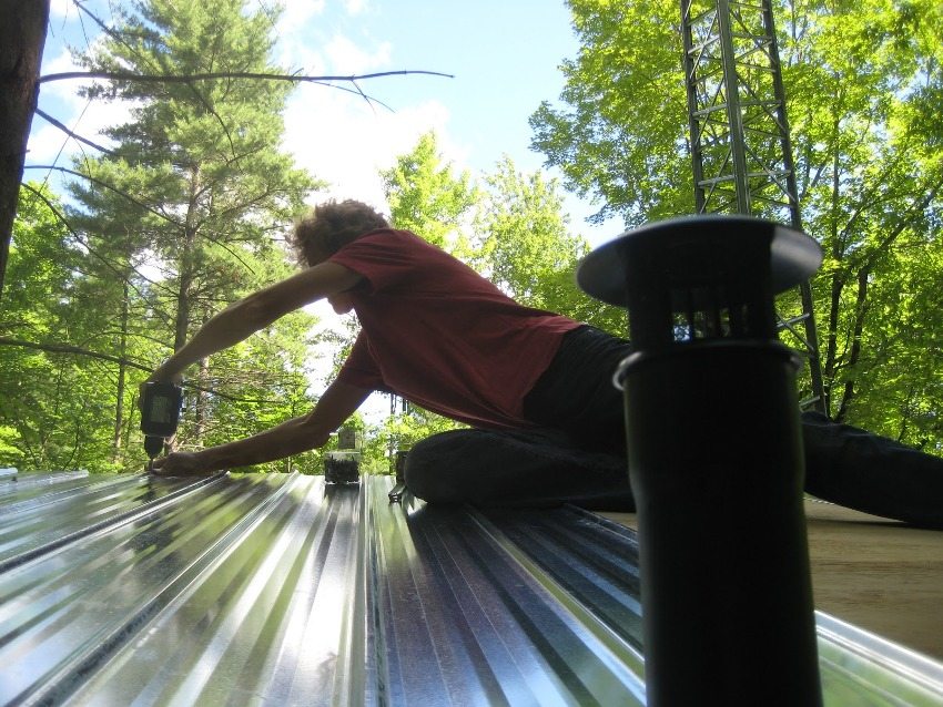 Birdhouse WC, 4. fotó: szellőzőcső felszerelése és a tető elrendezése Birdhouse WC, 4. fotó: szellőzőcső felszerelése és a tető elrendezése