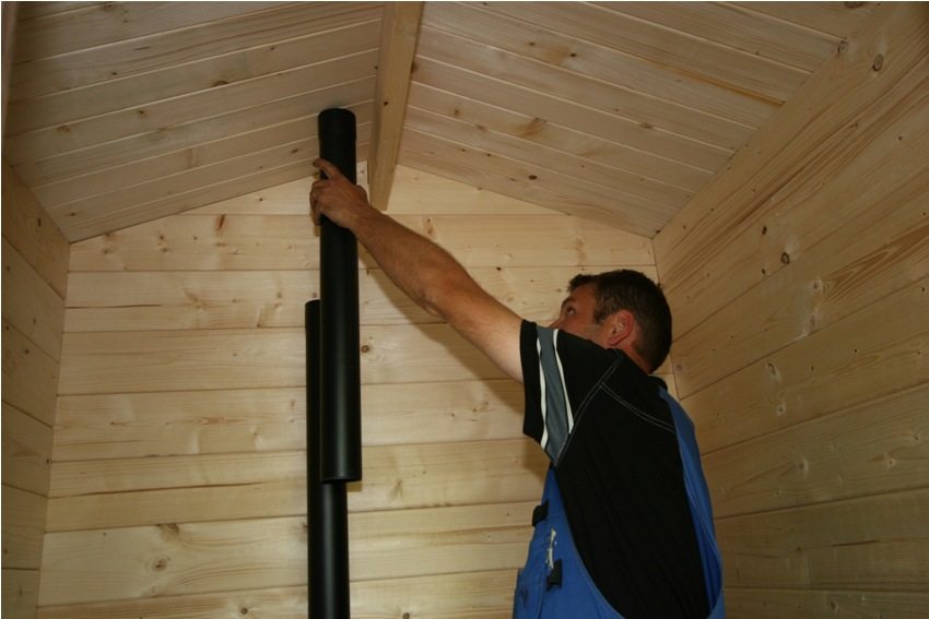 Tőzeg WC, 3. fotó: szellőzőcső felszerelése Tőzeg WC, 3. fotó: szellőzőcső felszerelése