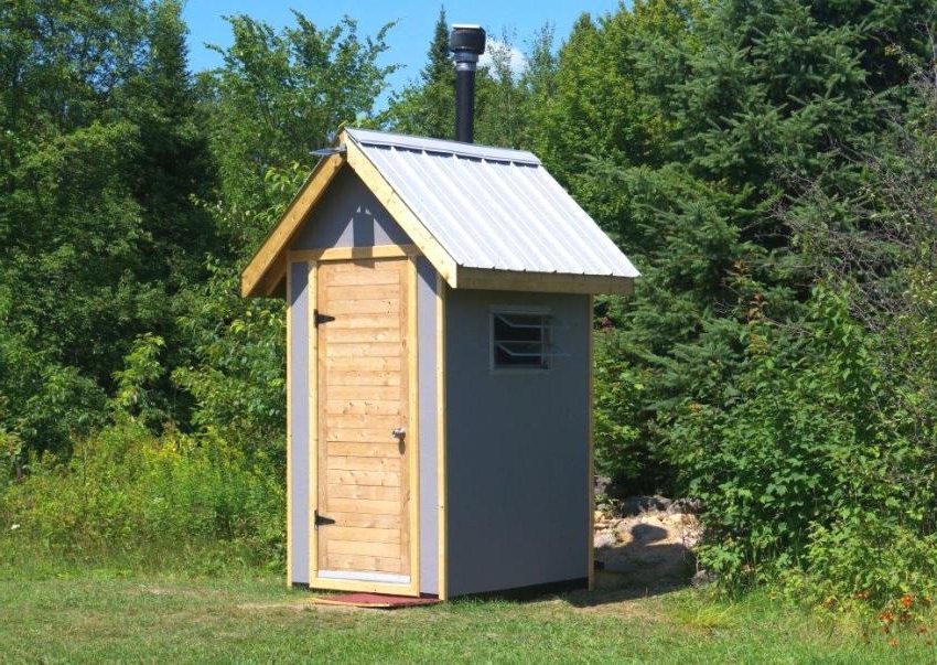 A WC-t nedvességálló színű rétegelt lemez béleli A WC-t nedvességálló színű rétegelt lemez béleli