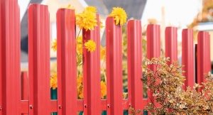 zabor-iz-metallicheskogo-shtaketnika-foto-1