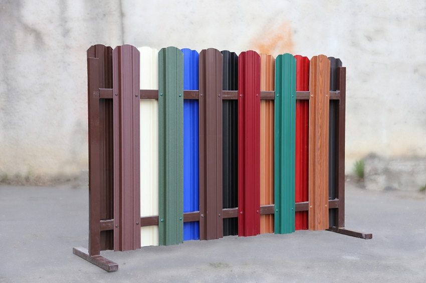 Un exemplu ilustrativ de fixare a pichetelor în formă de U pe cadru Un exemplu ilustrativ de fixare a pichetelor în formă de U pe cadru