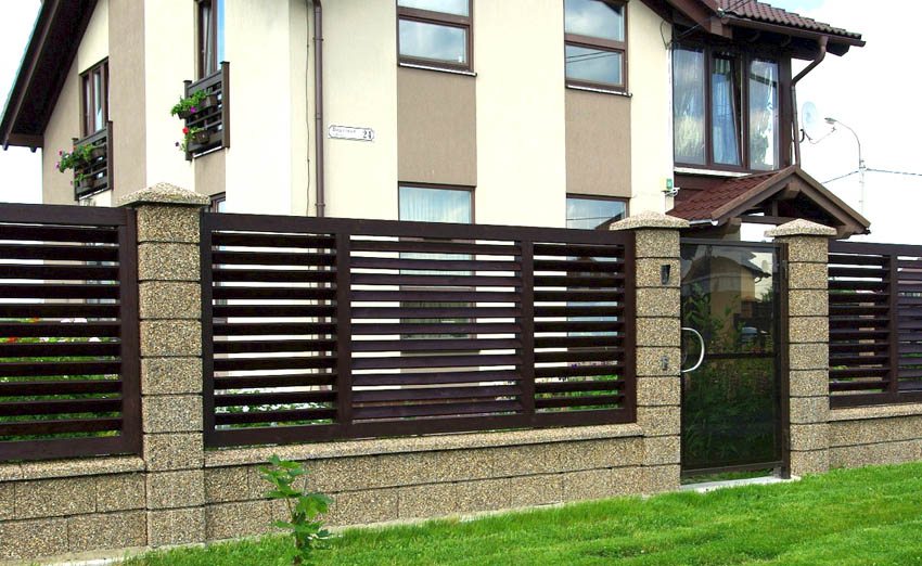 Dispunerea orizontală a gardului de pichet într-un unghi ca un jaluzel Dispunerea orizontală a gardului de pichet într-un unghi ca un jaluzel