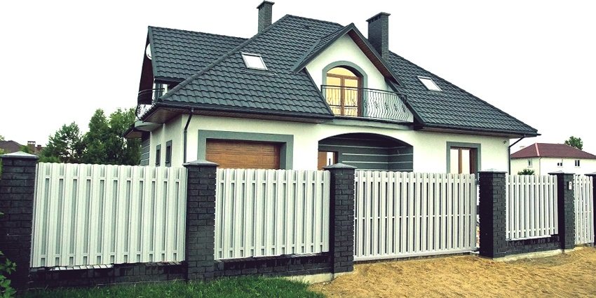 Gard de pichet din oțel cu aspect eșalonat Gard de pichet din oțel cu aspect eșalonat