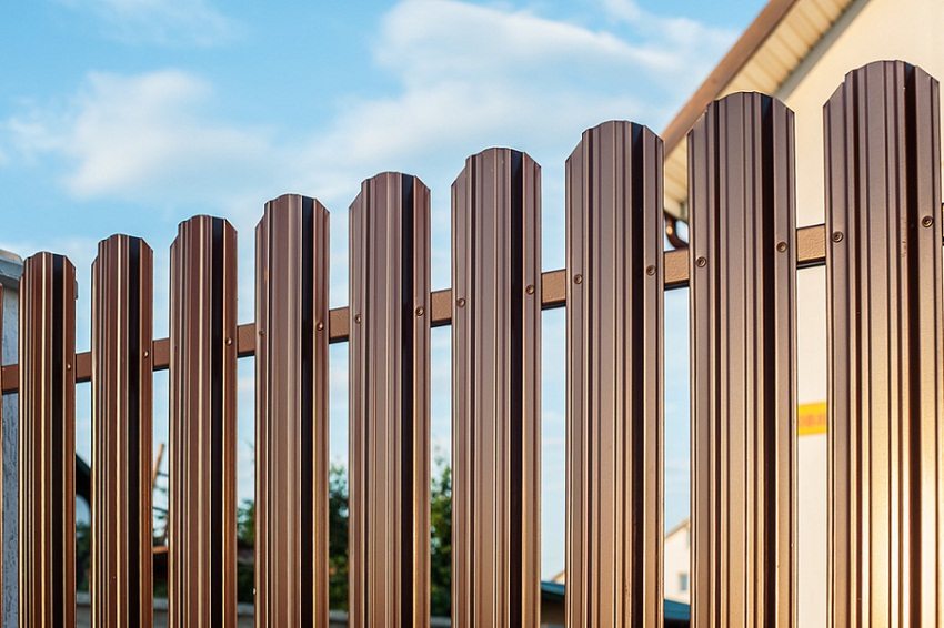 Gard de pichet unilateral, de culoare ciocolată Gard de pichet unilateral, de culoare ciocolată