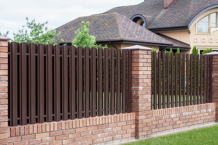 Gardul de pichete pe două fețe arată minunat atât din stradă, cât și din interiorul curții Gardul de pichete pe două fețe arată minunat atât din stradă, cât și din interiorul curții