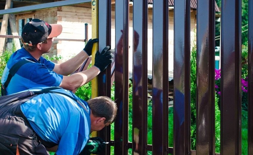 Instalarea pichetelor pe un cadru metalic Instalarea pichetelor pe un cadru metalic