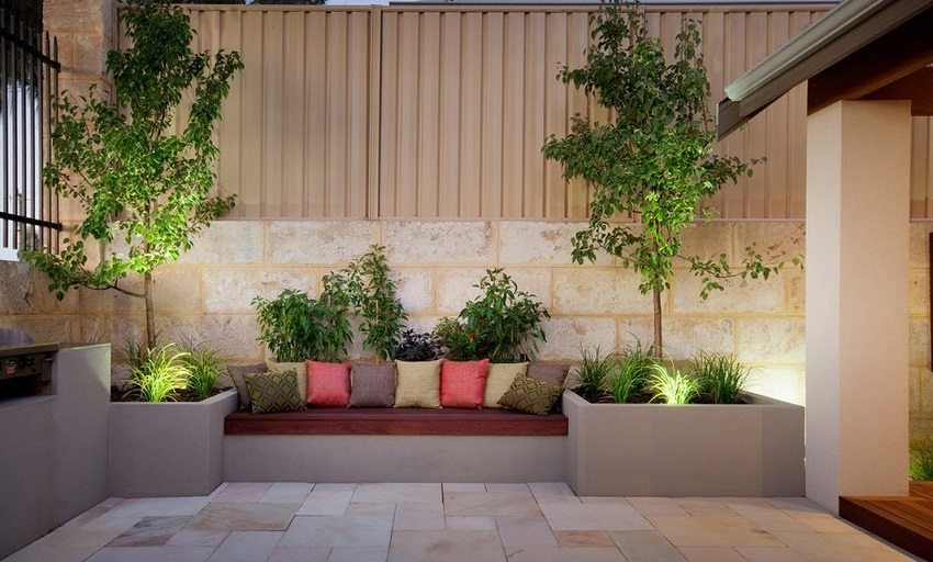 Bakod na gawa sa corrugated board sa batayan ng bato Bakod na gawa sa corrugated board sa batayan ng bato