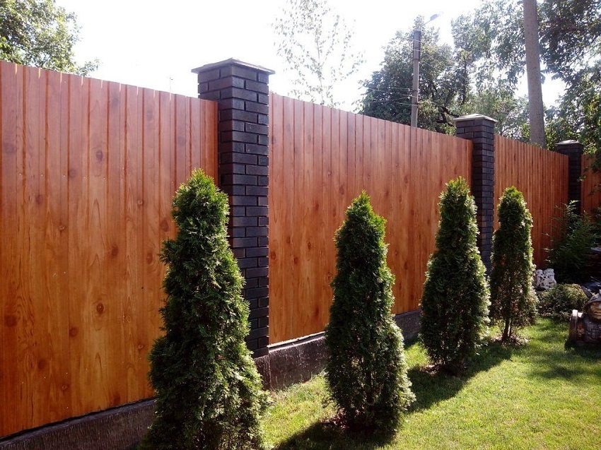 Ang profiled sheet ay tumutugma nang maayos sa mga suporta sa kongkreto o brick Ang profiled sheet ay tumutugma nang maayos sa mga suporta sa kongkreto o brick