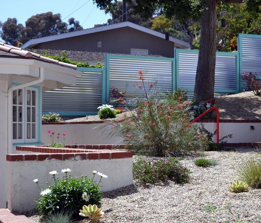 Ang isang sectional na bakod na gawa sa isang profile sa metal ay mas madaling mailagay sa isang hindi pantay na ibabaw ng site Ang isang sectional na bakod na gawa sa isang profile sa metal ay mas madaling mailagay sa isang hindi pantay na ibabaw ng site