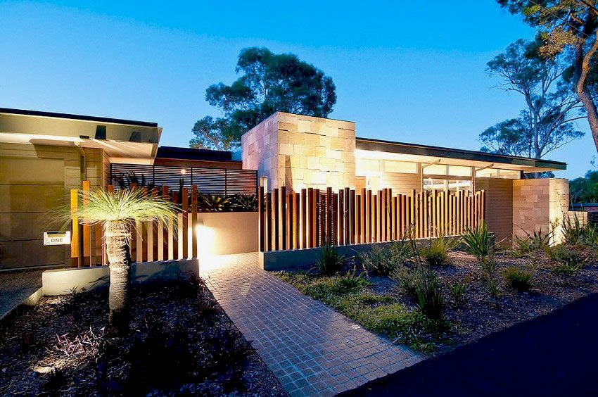 Стилна ограда ще бъде направена от дъски или стълбове с различна височина Стилна ограда ще бъде направена от дъски или стълбове с различна височина